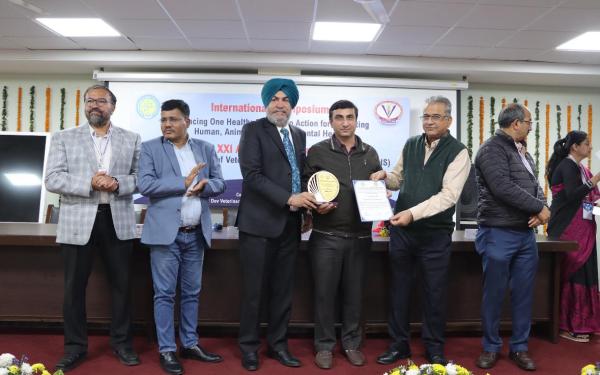  Dr. Vishal Mahajan honored with Best Poster Award